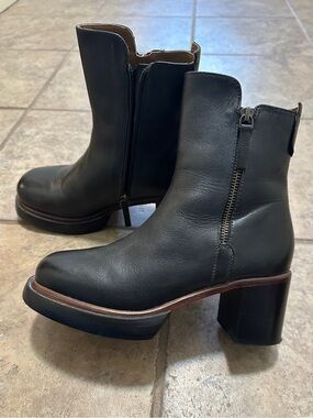 Emanuelle Vee Leather Platform Ankle Boots size 37 size 7